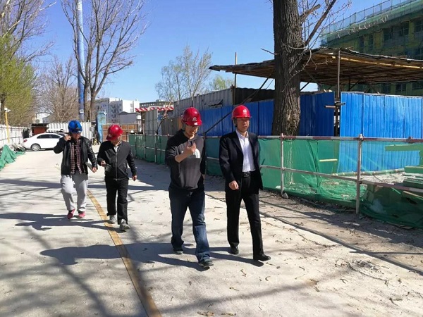 刘圣国到人大附中航天城学校施工现场调研